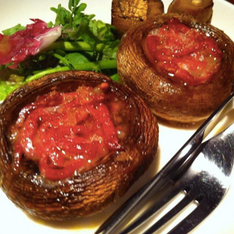 ジャンボマッシュルームの生ハム詰め焼き(ばくらいワインダイニング)