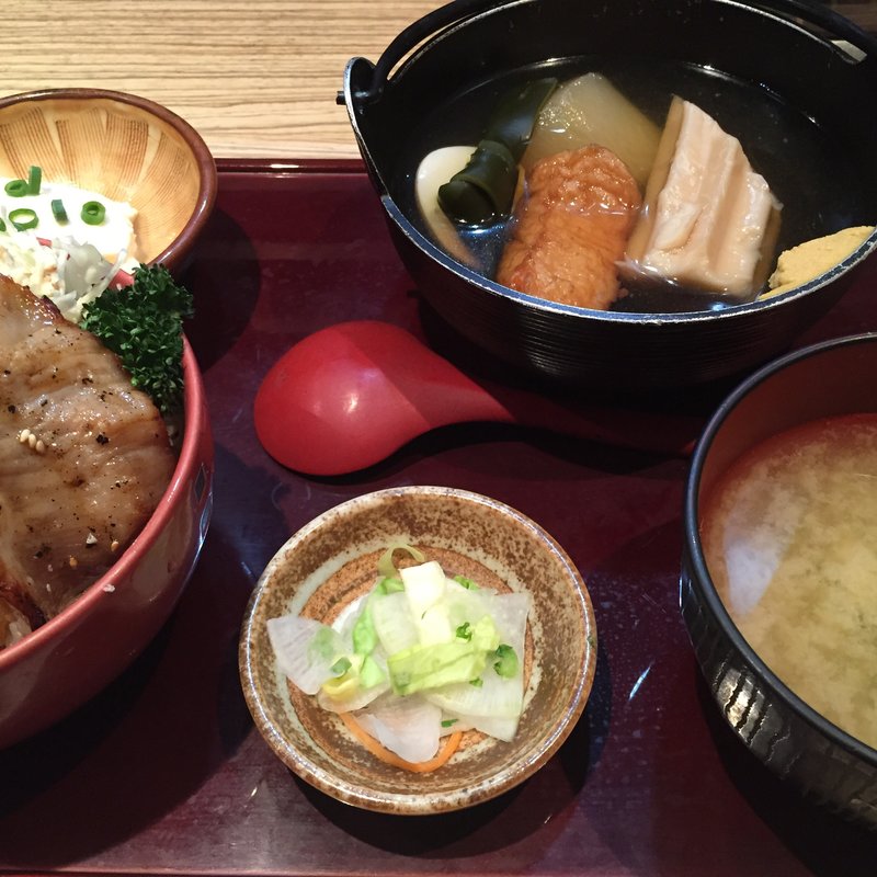 豚トロ網焼き丼とおでん5ヶ(すりみや 神田淡路町店 )