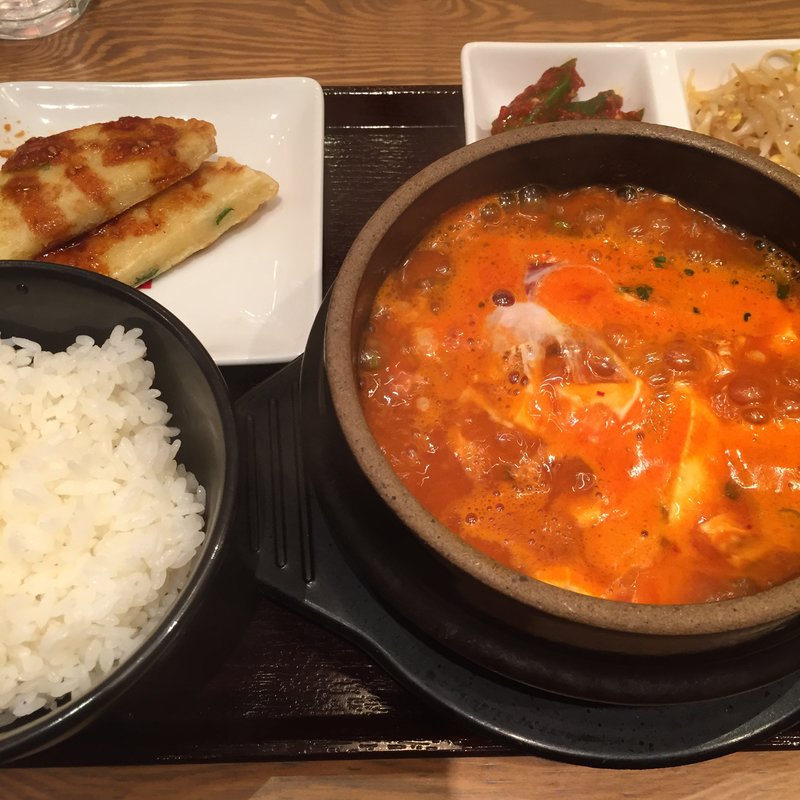 アサリの殻付きスンドゥブ(羊肉酒場)