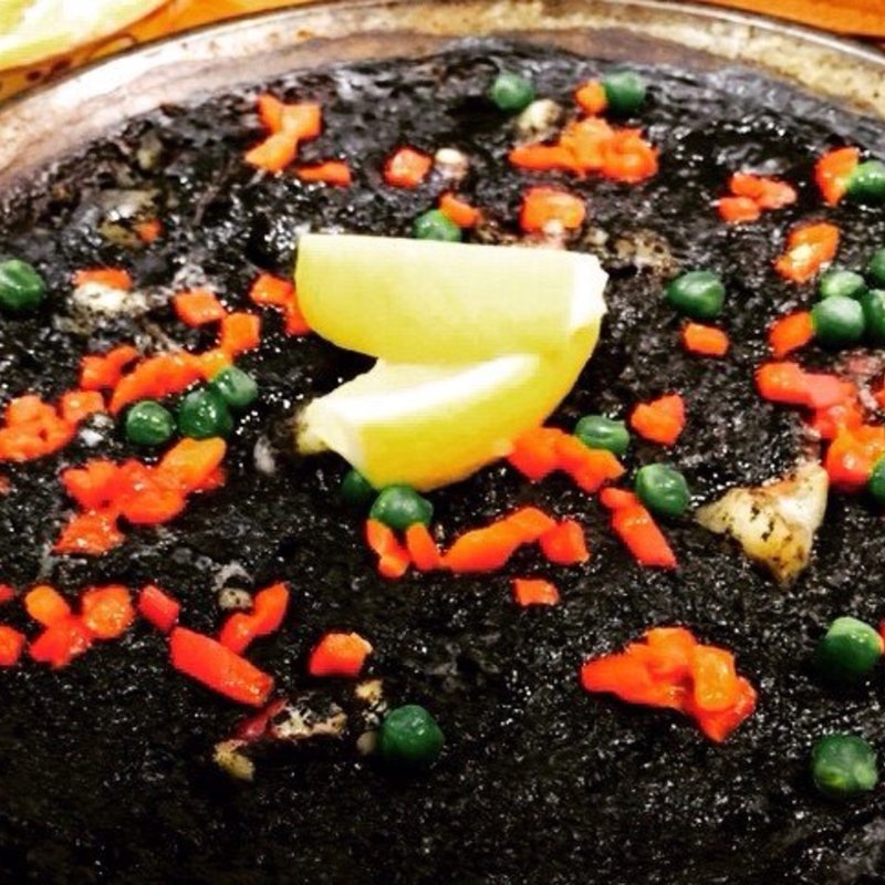 イカ墨のパエージャ(エル ペスカドール)