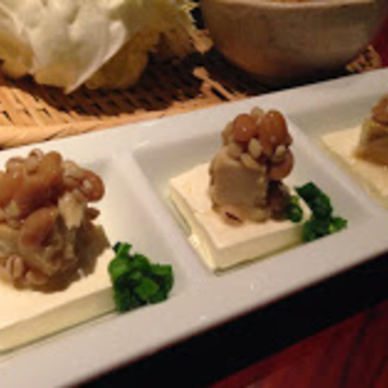 クリームチーズの鰹の酒盗乗せ(Roof Top Garden Terrace BBQ 豊和 表参道 撮影)