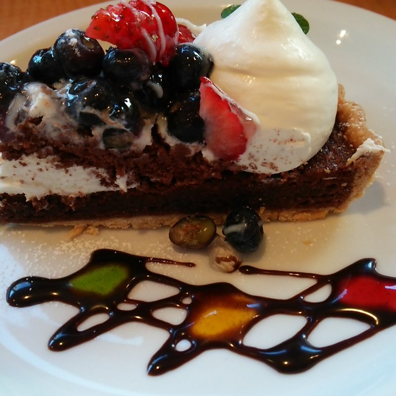 ホワイトチョコとベリーのチョコタルト(トマティーナ 秋葉原店 )