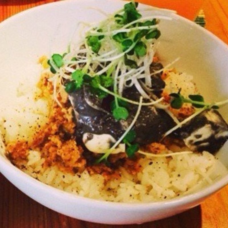 豆腐とハンペンの黒ごま丼(705cafe)