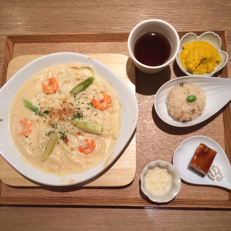 えびとアスパラのグラタンうどん(めん、色いろ。いつでも、おやつ。 新宿)