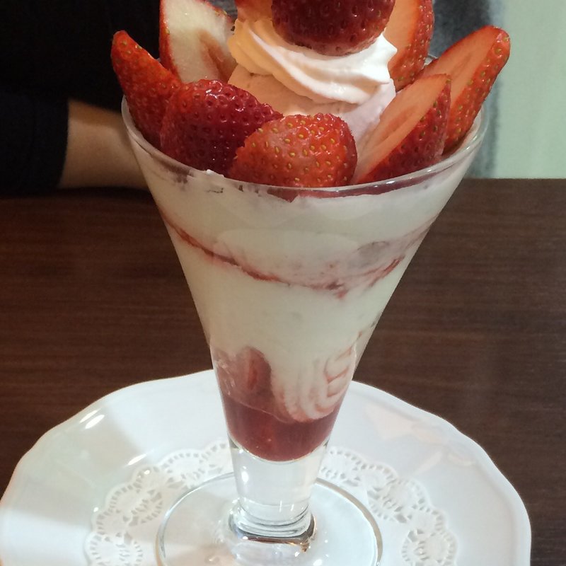 苺のパフェ(京橋千疋屋 アトレ恵比寿店 （キョウバシセンビキヤ）)