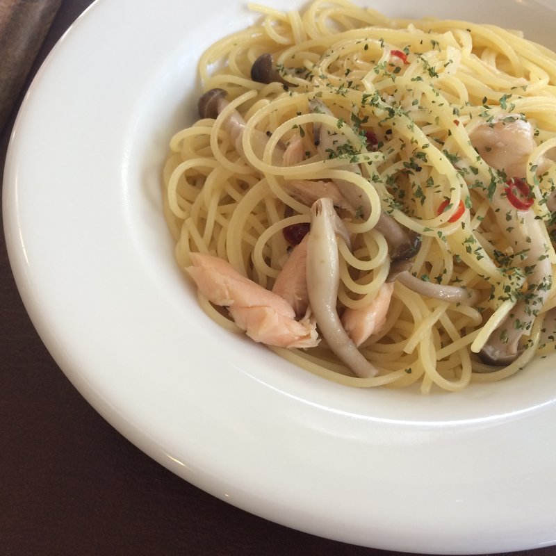 サーモンときのこの柚子胡椒パスタ(ポートマンズカフェ)