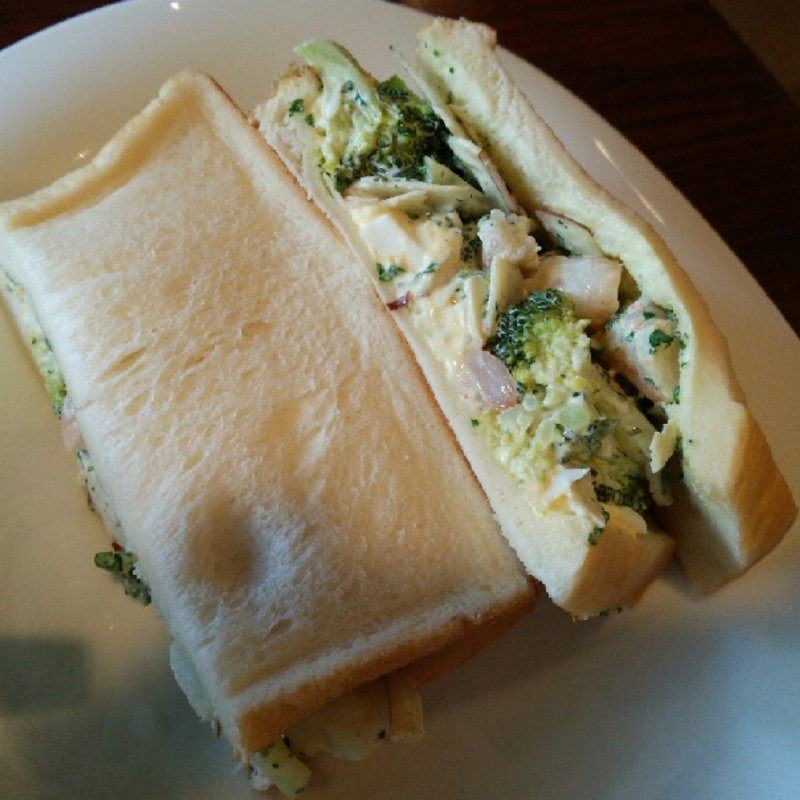 えびとブロッコリーのサンドイッチ(カフェカルディーノ＋wine 柏の葉店 )