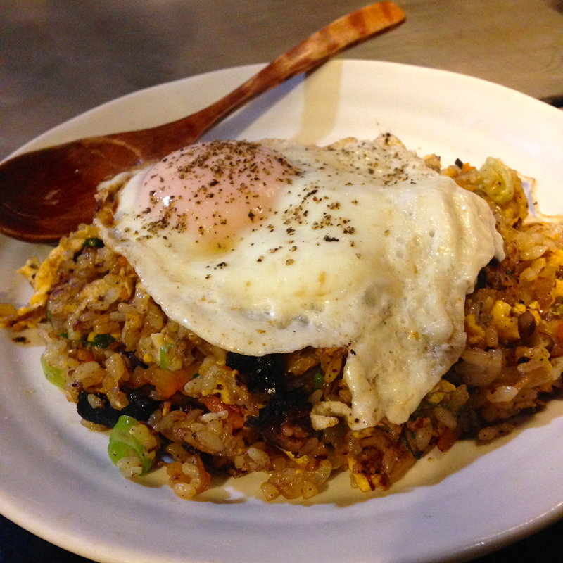 目玉焼きのっけチャーハン(鉄板焼屋 人生の楽園 （じんせいのらくえん）)