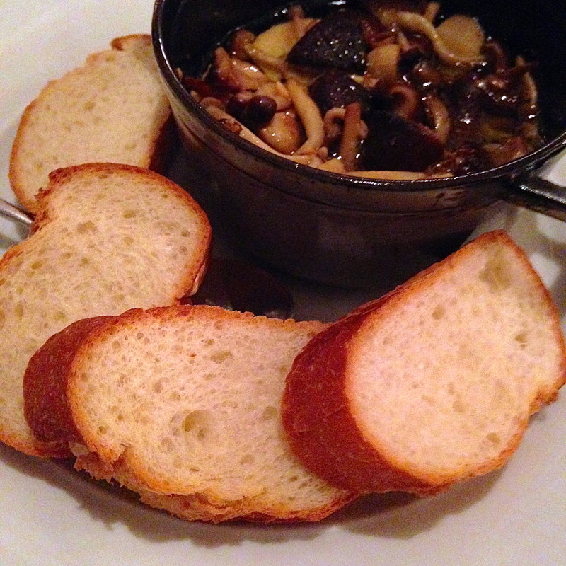 きのこの芳香アヒージョ(ビストロ酒場staub （ストウブ）)