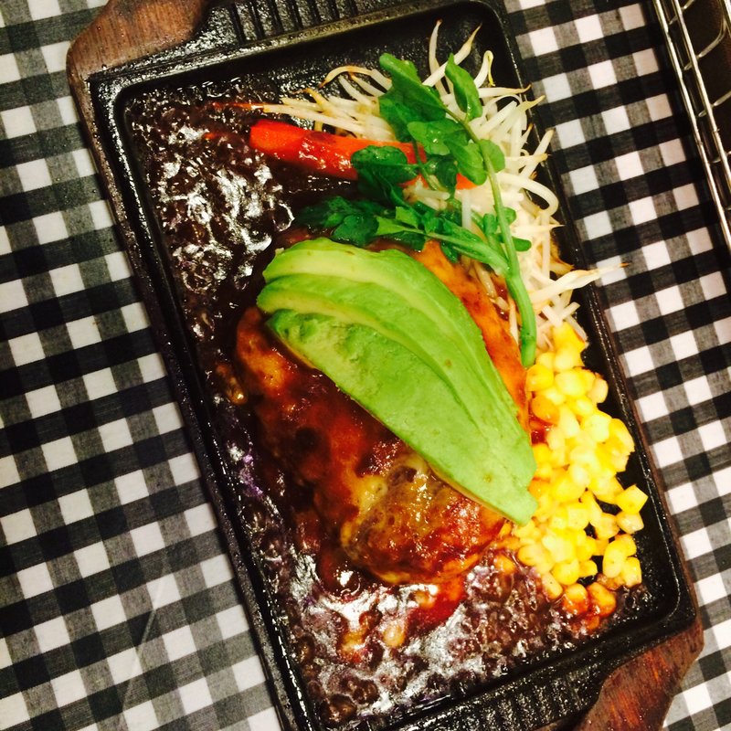 ハンバーグ200g アボカドチーズ デミグラスソース(数寄屋バーグ)