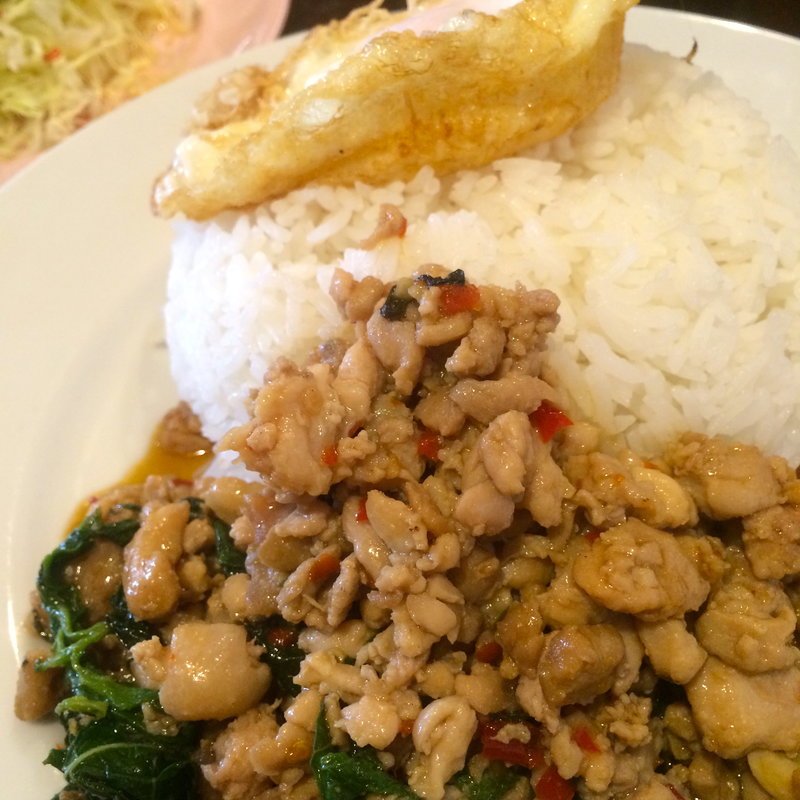 鶏肉のバジル炒めご飯 カリカリ目玉焼きのせ(路地裏のタイ料理とお酒 バナナ食堂 立川店)