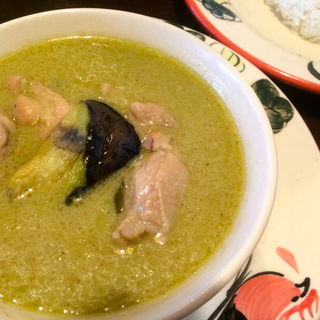 鶏肉と竹の子のグリーンカレー(路地裏のタイ料理とお酒 バナナ食堂 立川店)