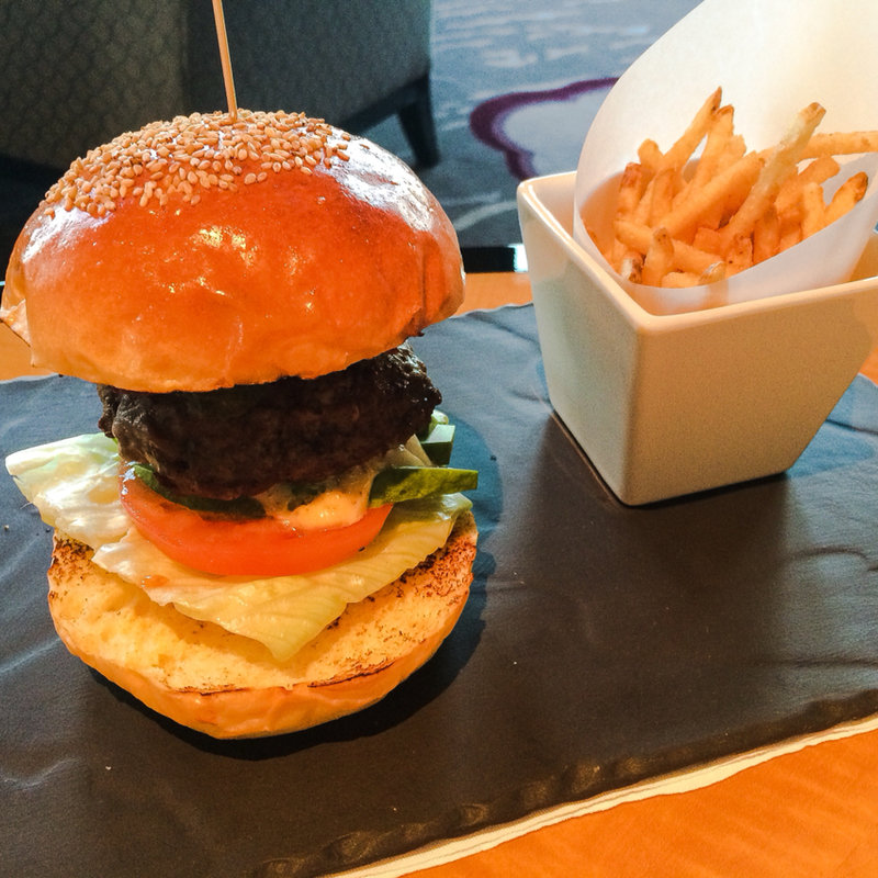 "タワーバーガー"、熟成チェダーまたはスイスチーズクリスピーベーコン(ザ・ロビーラウンジ)