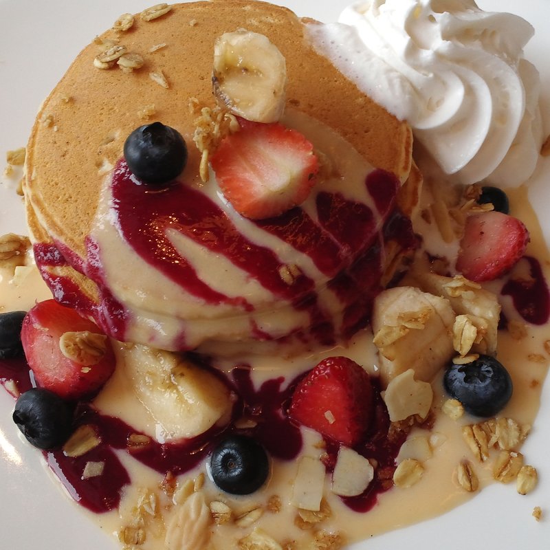 ベリーのパンケーキ※ココナッツソース(SØHOLM CAFE+DINING 梅田)