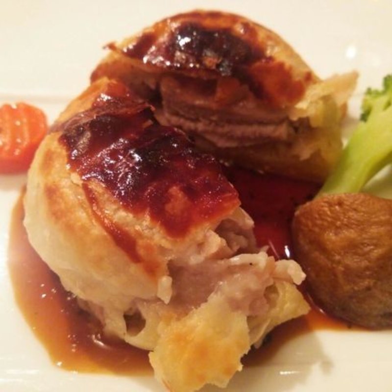 ハーブ豚フィレ肉のパイ包み焼き　生姜風味(パリの朝市池袋店)