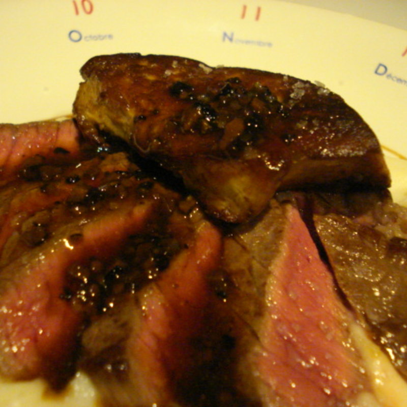 噛めば噛むほど奥深い『和牛肉のロッシーニ　トリュフのソース』(カフェ・ドゥ・シャンパーニュ)