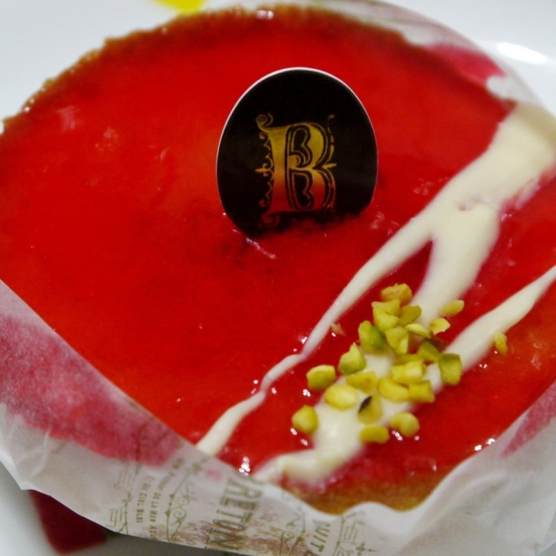 「ホワイトチョコ×苺」のガトー・ナンテ(ビスキュイテリエ ブルトンヌ 阪急うめだ本店)