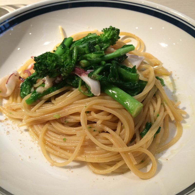 ヤリイカと菜の花のオイルパスタ(SARU 代々木上原店)