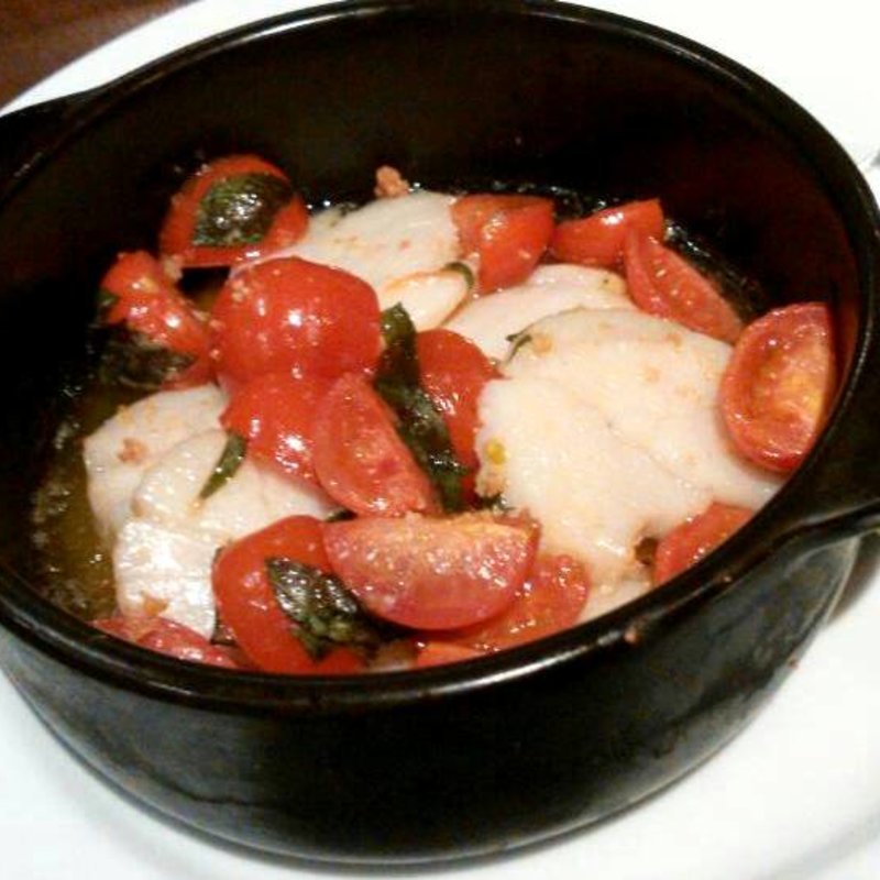 殻つき大帆立のオーブン焼き　自家製ガーリックバターで(オステリア オロビアンコ （Orobianco）)