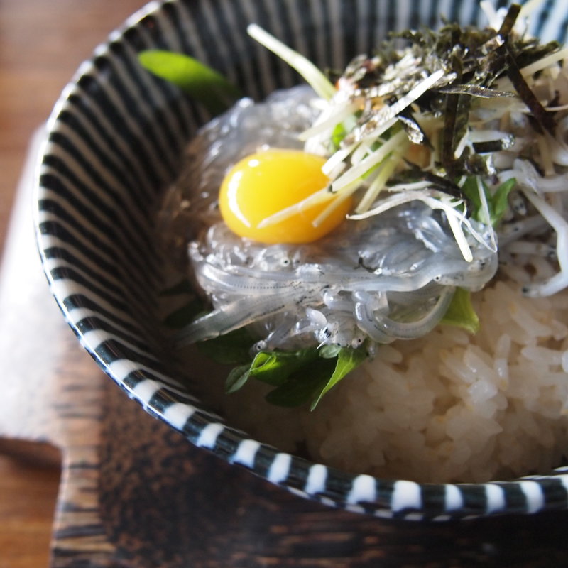 生しらす丼(cafe&Bar 麻心)