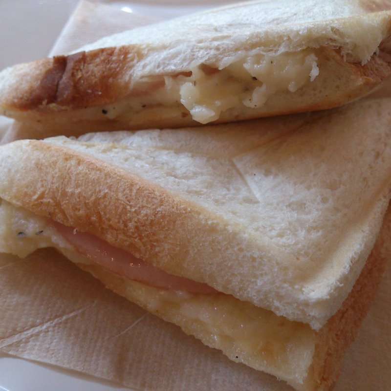 ホットサンド(ポテトサラダ)(SHIROKANE | LOUNGE （シロカネ ラウンジ【旧店名】ウィークエンド バイ ココロ）)