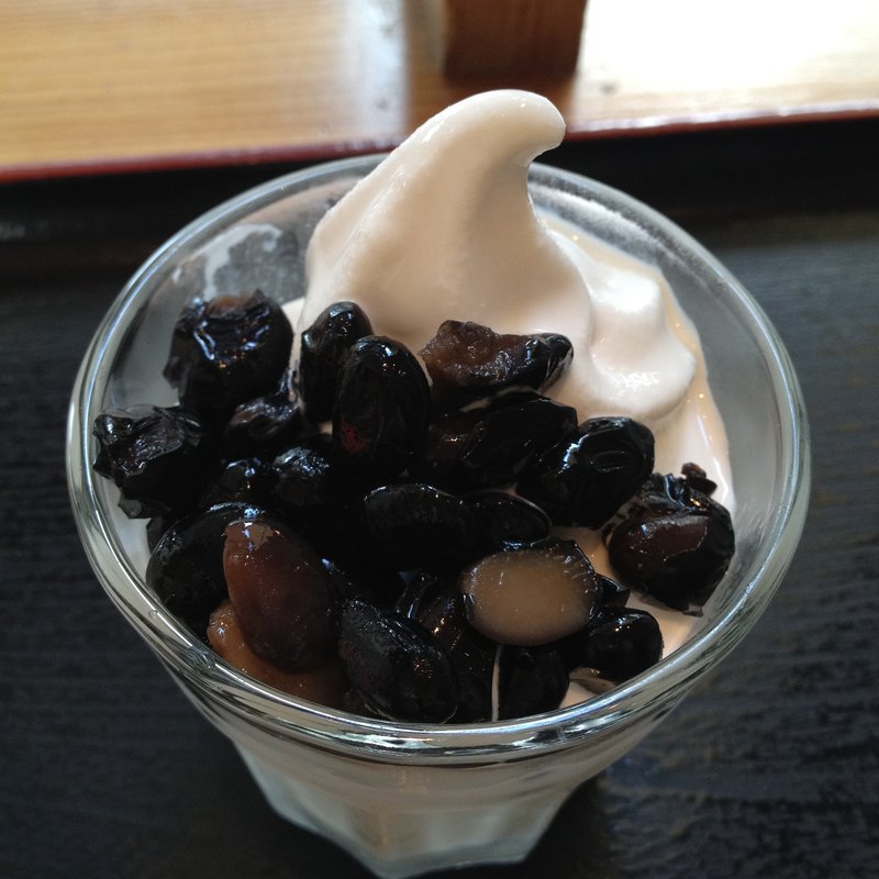 豆乳ソフトの黒豆トッピング(スローカフェ 有機茶寮bySOLVIVA)