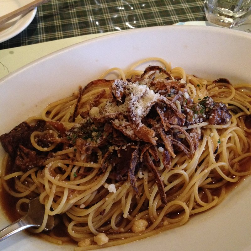 赤ワイン煮込みの牛パスタ(ピッツェリアぷちローザ)