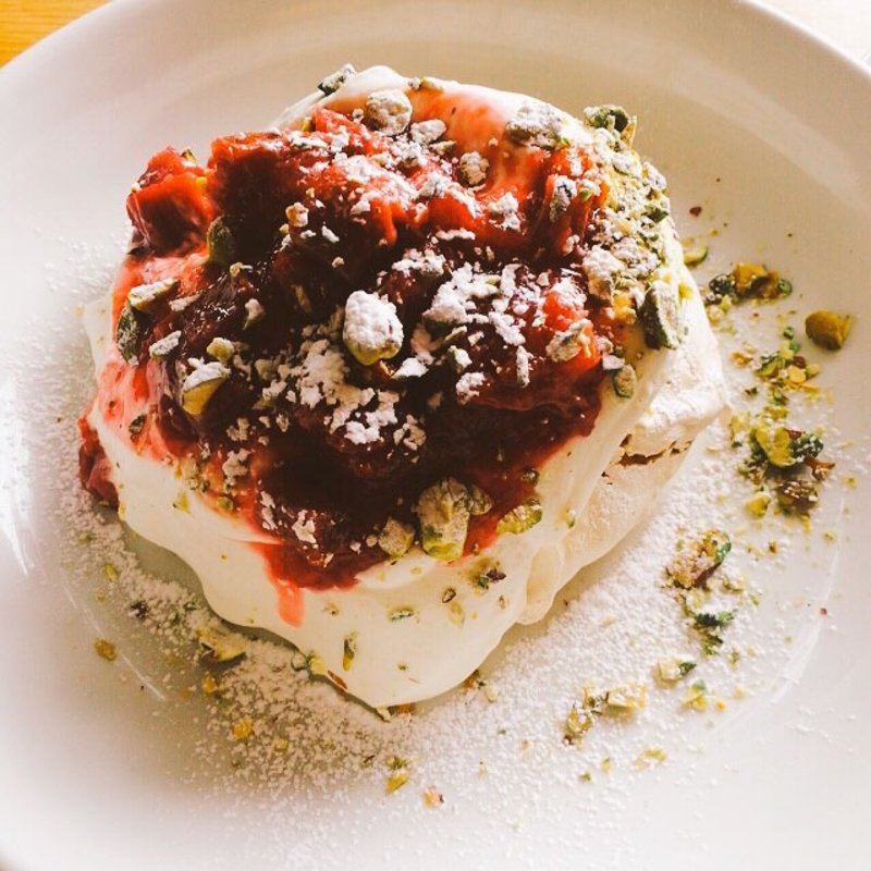 ブラウンシュガーパブロバ w/ ルバーブ、ローズウォータークリーム(bills 表参道)