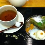 アプリコットチーズタルト バニラアイス添えと宇治の和紅茶(伊藤久右衛門 本店)