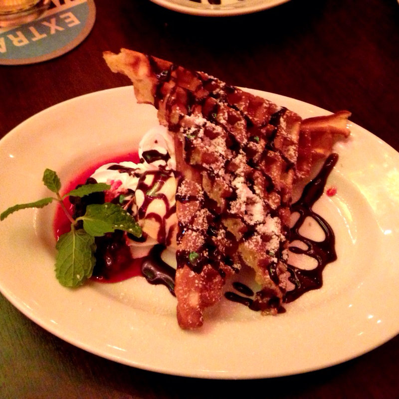 ベルギーワッフルと濃厚バニラアイス(GLASS DANCE 横浜)