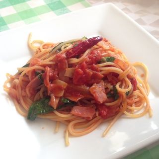 ベーコンと小松菜のトマトスパゲティ(Viognier ヴィオニエ)