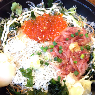 釜揚げしらす3色丼(とびっちょ)