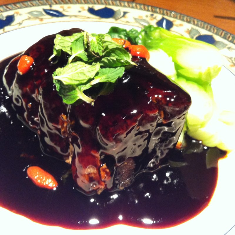 鎮江黒酢のとろとろ角煮酢豚(老虎菜 （ラオフーツァイ）)