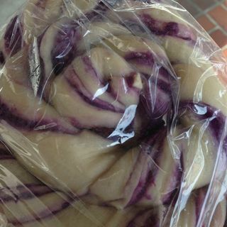 ・紫芋のねじりパン(ふんわりパン工房)
