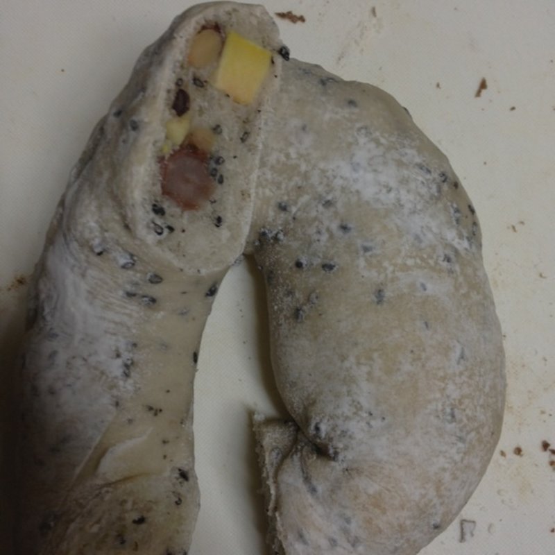 ・ゴマ＆さつまいも＆自家製甘納豆(ふんわりパン工房)