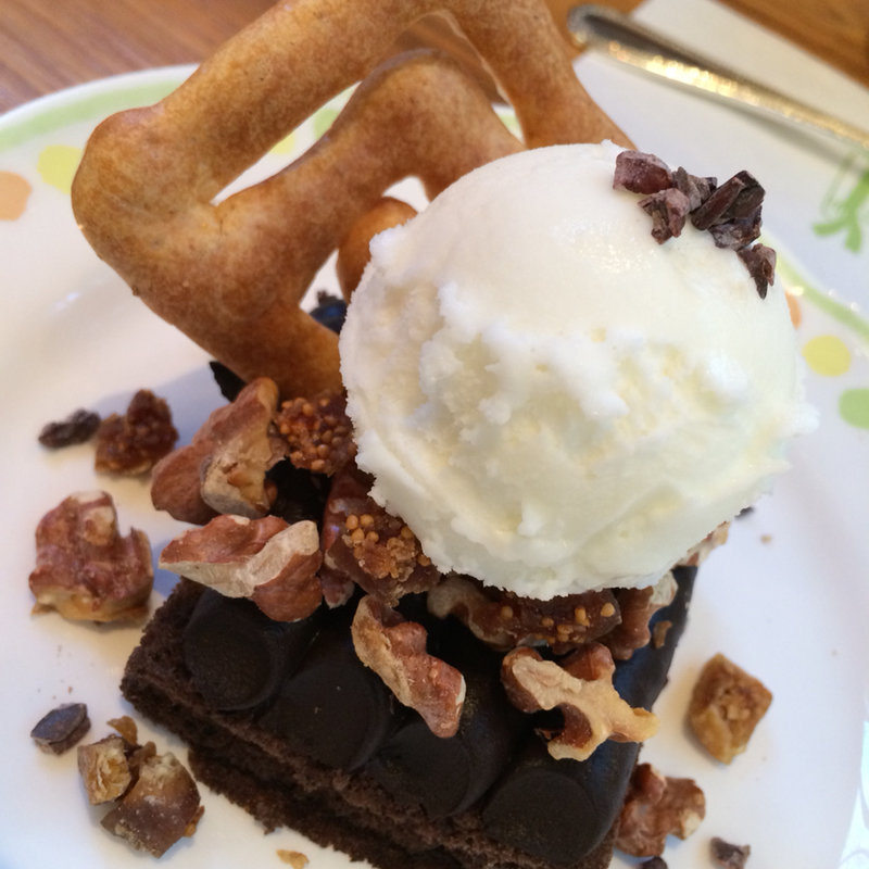 くるみをのせた生チョコケーキ(カフェ麦わらぼうし （カフェムギワラボウシ）)