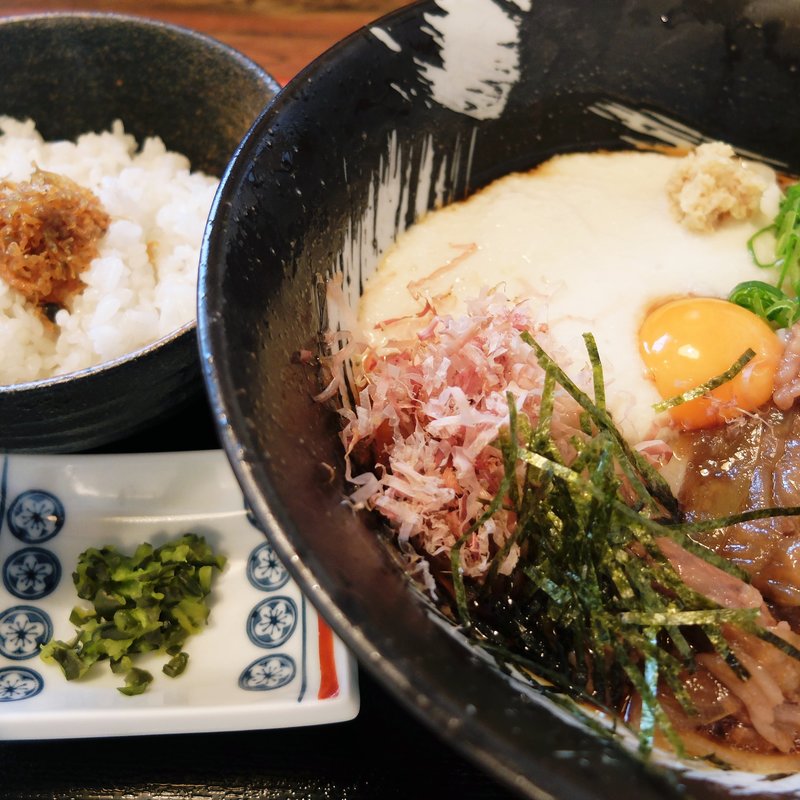 牛肉ぶっかけうどん（冷）に山椒ご飯とお漬物付(福来たる )