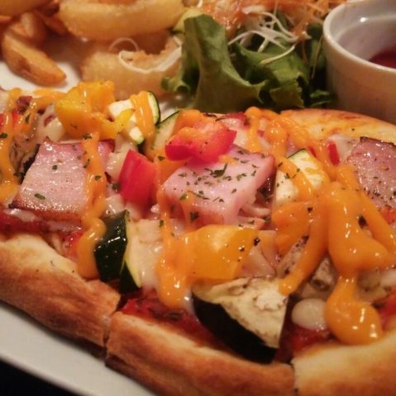 ベーコンとズッキーニのナンピザ(ホヌカフェ （honucafe）)