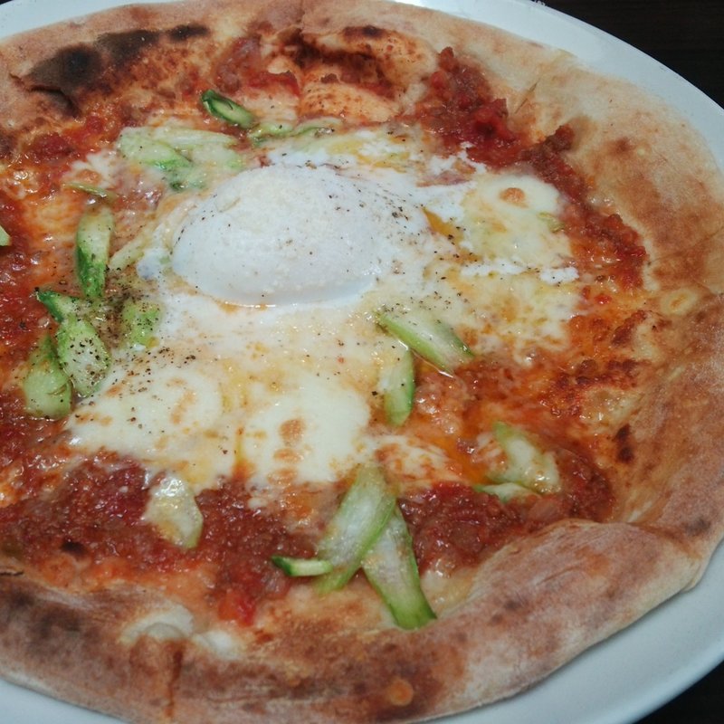 アスパラとミートソースのピッツァ 温玉のせ(ラ・ベファーナ　汐留店)