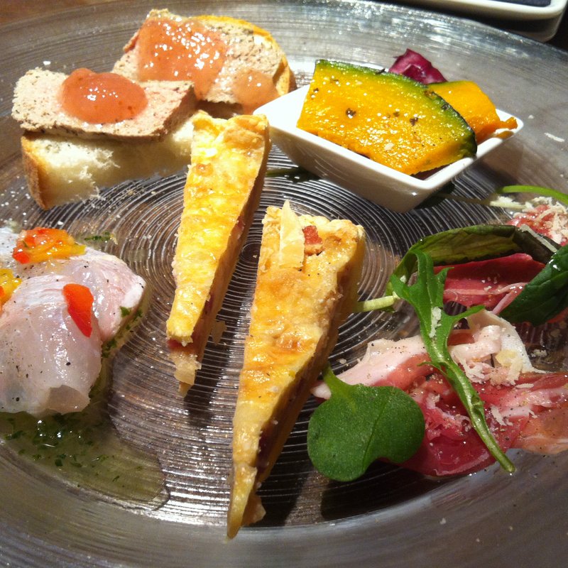 前菜の盛り合わせ(炭焼きステーキとワイン obiobi)