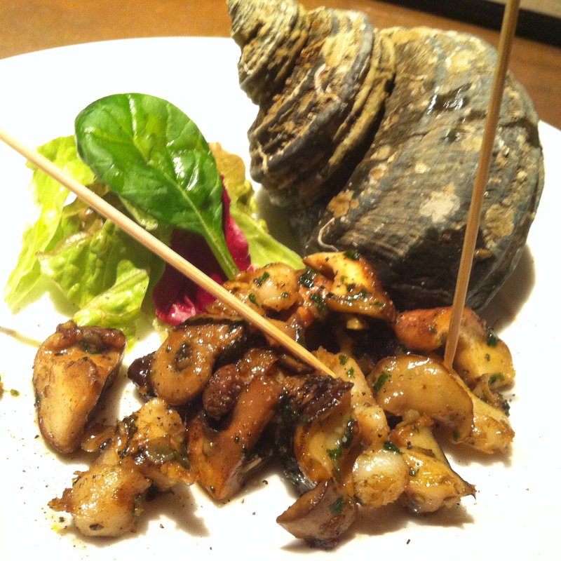 活サザエ　エスカルゴバター焼き(炭焼きステーキとワイン obiobi)