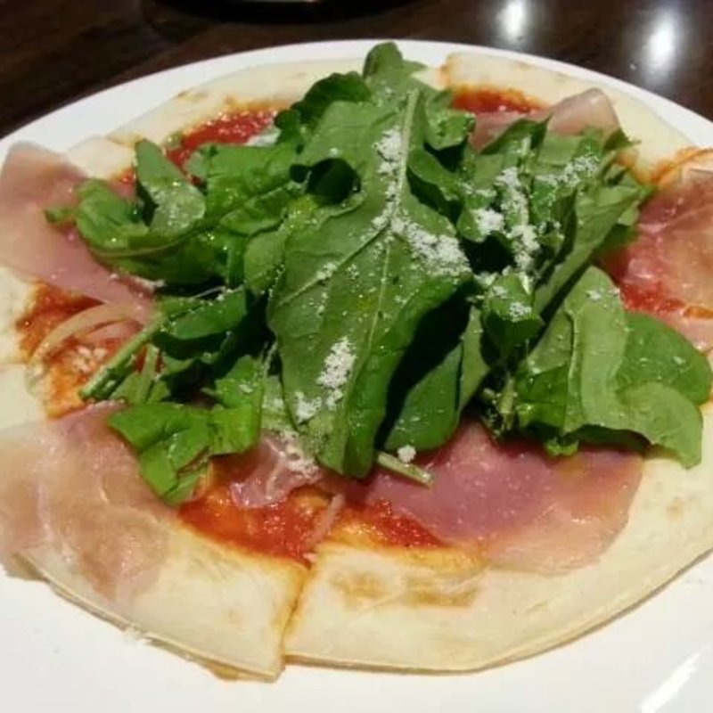 生ハムとルッコラのピザ(カフェイタリアーノラ・ステラ)