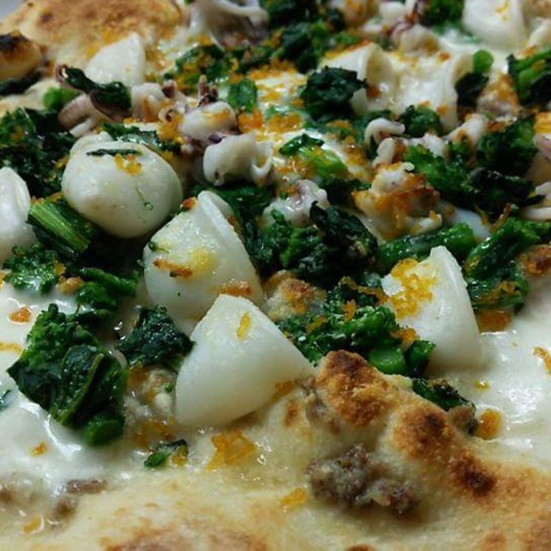 菜の花とヤリイカのピッツア(ピッツェリア武蔵野山居)