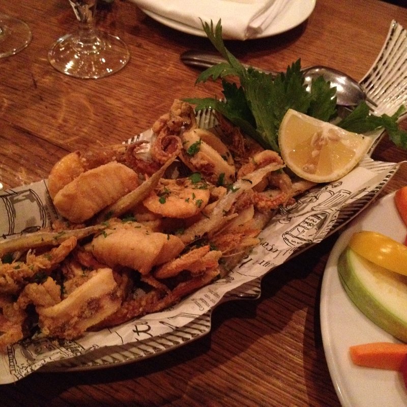 セモリナ粉をまぶした魚介類のフリットミスト(タロス （Tharros）)