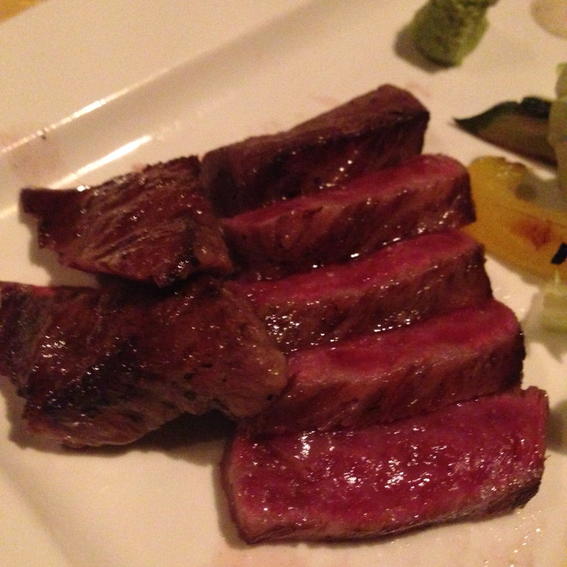 黒毛和牛イチボのレアステーキ(CASUAL TEPPAN 火だるま荘)