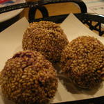 紅芋のゴマダンゴ(レストラン オキナワ （OKINAWA）)