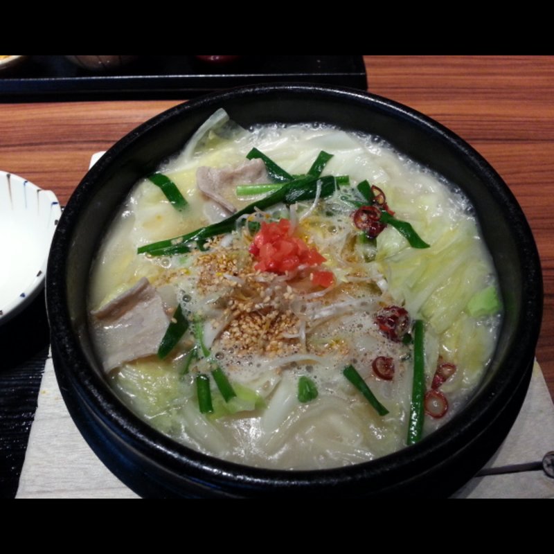 和牛白湯もつ煮込みうどん(創作和食うどんDINING するり 新宿本店)