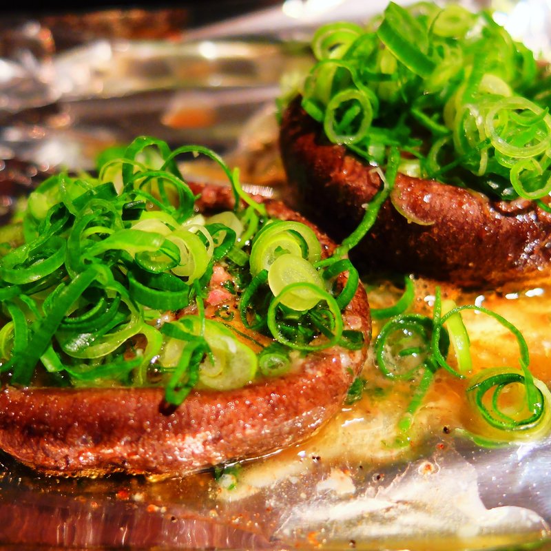 丸ごと椎茸のアンチョビバター(曾根崎鉄板食堂 はなたれ)