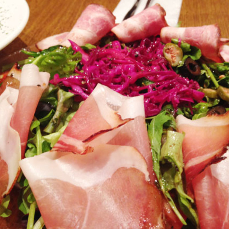 前菜・生ハムとサラダの盛り合わせ(ノイエス （Neues）)