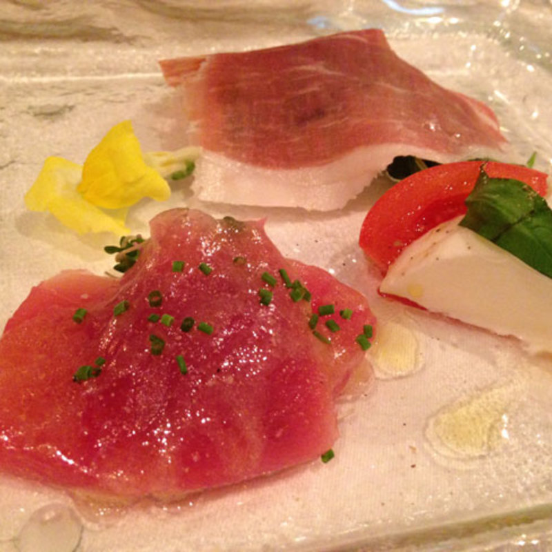 前菜　本マグロのマリネ、トマトとモッツァレッラチーズ、生ハム(サバティーニ・ディ・フィレンツェ 東京店 （SABATINI di Firenze）)